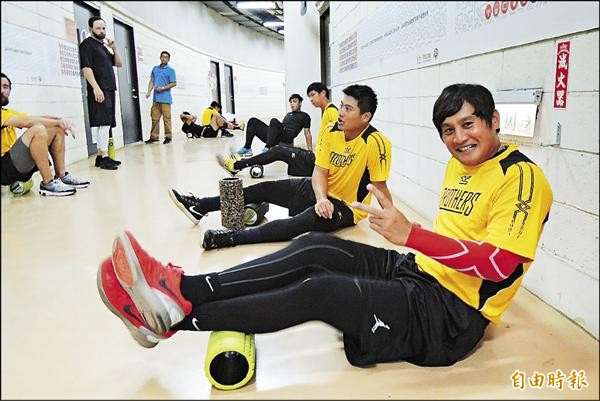 中信兄弟球員只能在室內通道做簡單體能訓練。（記者徐正揚攝）