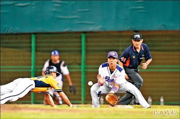 延長賽因失誤而讓王勝偉(左)上壘也讓彭政閔跑回超前分,投手何南德頻頻轉身牽制。(記者張忠義攝) 延長賽因失誤而讓王勝偉(左)上壘也讓彭政閔跑回超前分,投手何南德頻頻轉身牽制。(記者張忠義攝)