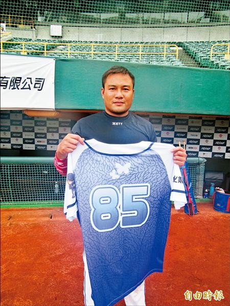 義大捕手鄭達鴻手拿感恩日紀念球衣。（記者林宥辰攝）