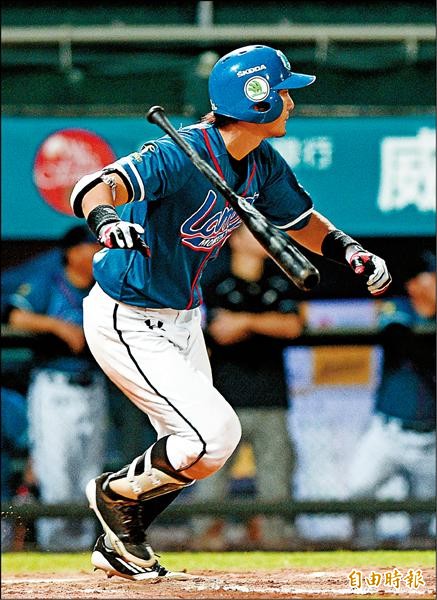 桃猿詹智堯8局上敲出2分打點致勝安。（記者羅沛德攝）