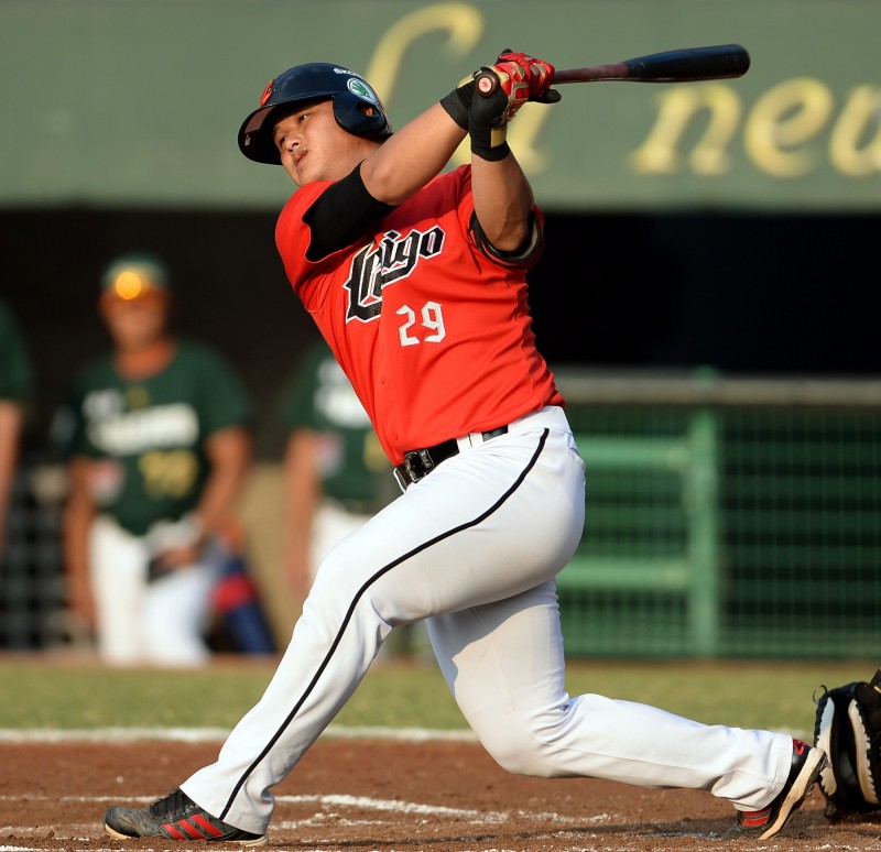 桃猿強打陳俊秀昨戰意外遭球迷辱罵，在網路上掀起風波。（資料照，記者林正堃攝）