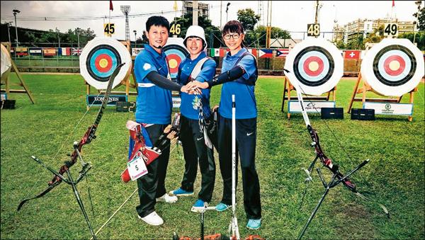 由雷千瑩(左起)、譚雅婷、熊梅茜組成的台灣隊,在哥倫比亞世界大賽反曲弓女團擊敗南韓封后。(取自國際射箭總會官網) 由雷千瑩(左起)、譚雅婷、熊梅茜組成的台灣隊,在哥倫比亞世界大賽反曲弓女團擊敗南韓封后。(取自國際射箭總會官網)
