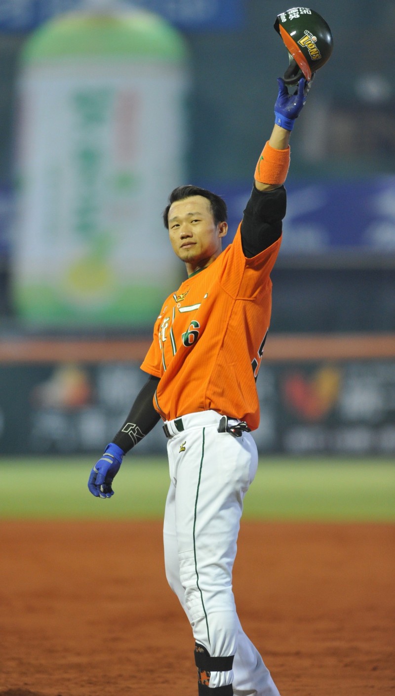 統一獅打者劉芙豪在2局下擊出生涯第1000支安打。（記者黃志源攝）