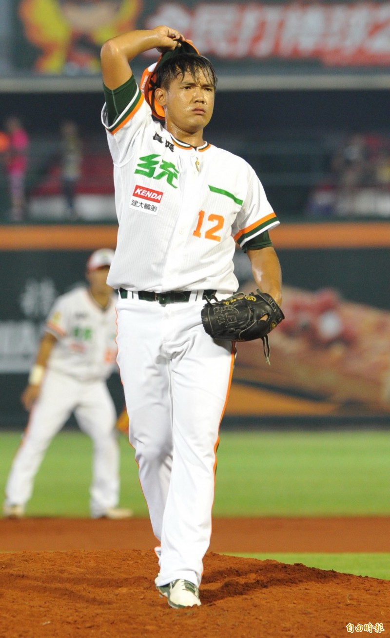 陳韻文初登板挨轟又投觸身球遭勒令退場。（記者黃志源攝）