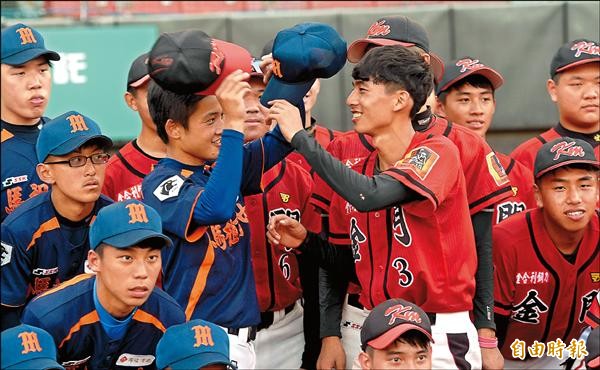 離島金門農工、馬祖高中黑豹旗首戰交手，賽後合影留念時，球員還互換球帽，留下最美的回憶。（記者林正堃攝）