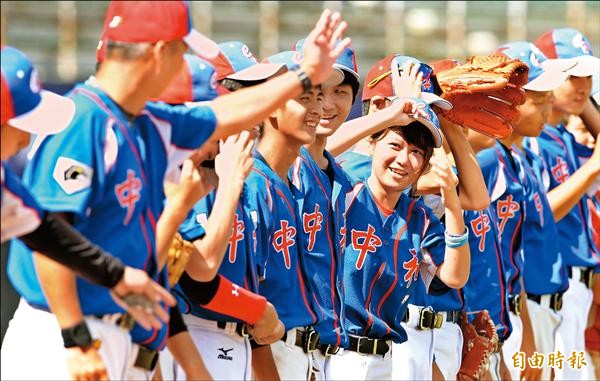 中和高中拿到首勝開心不已,隊上唯一女隊員鄧秀蘭(前排中)未來想挑戰女子棒球。(記者林正堃攝) 中和高中拿到首勝開心不已,隊上唯一女隊員鄧秀蘭(前排中)未來想挑戰女子棒球。(記者林正堃攝)