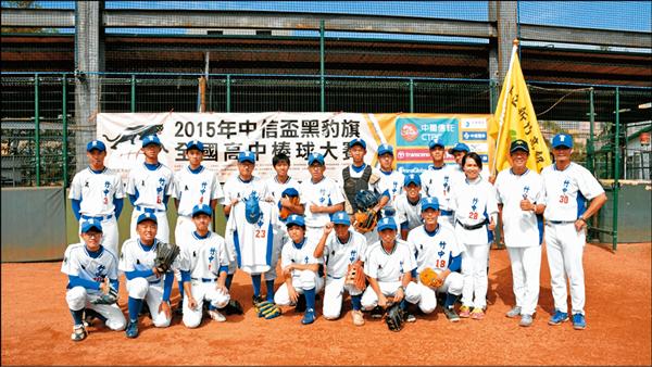 竹中球員別上黑絲帶,和學長「交大轟哥」的23號球衣合影。(棒協提供) 竹中球員別上黑絲帶,和學長「交大轟哥」的23號球衣合影。(棒協提供)
