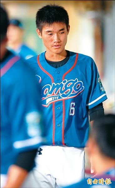 猿隊18歲新人游擊手林承飛前天一軍初上場,表現獲得總教練洪一中肯定。(記者黃志源攝) 猿隊18歲新人游擊手林承飛前天一軍初上場,表現獲得總教練洪一中肯定。(記者黃志源攝)