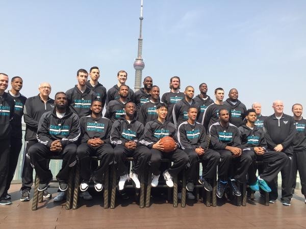 黃蜂隊在上海拍團體照。（取自網路）