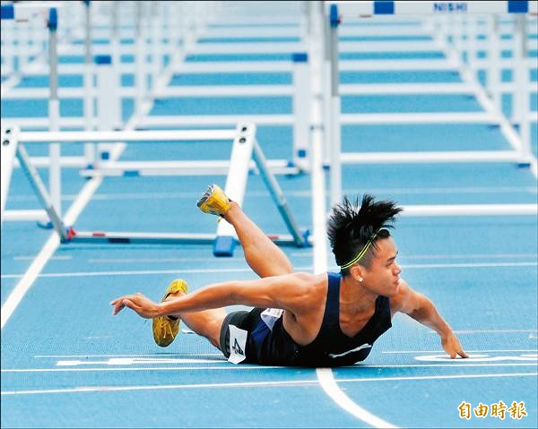 楊尉廷前天預賽以13秒78改寫自己5月的全國紀錄,昨決賽時卻在終點前跌欄,以14秒09落居第四。(記者黃志源攝) 楊尉廷前天預賽以13秒78改寫自己5月的全國紀錄,昨決賽時卻在終點前跌欄,以14秒09落居第四。(記者黃志源攝)