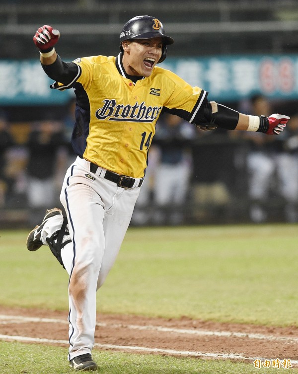王勝偉再見安打助兄弟取得第二勝。（記者陳志曲攝）