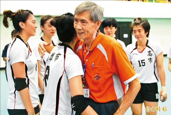 高市女排成功9連霸,教練林光宏(著橘衣)一一擁抱哭成淚人兒的子弟兵。(記者林宗偉攝) 高市女排成功9連霸,教練林光宏(著橘衣)一一擁抱哭成淚人兒的子弟兵。(記者林宗偉攝)