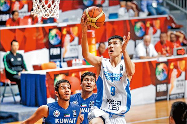 唐維傑(持球者)全場繳出30分、14籃板,助台灣隊奪得5連勝。(取自FIBA官網) 唐維傑(持球者)全場繳出30分、14籃板,助台灣隊奪得5連勝。(取自FIBA官網)