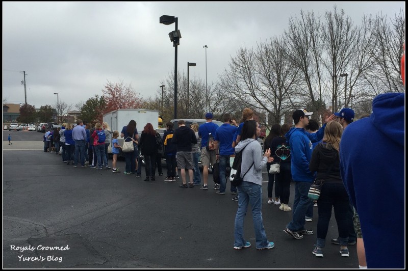 排隊人潮相當多。（讀者林俞任、翟偉翔提供）