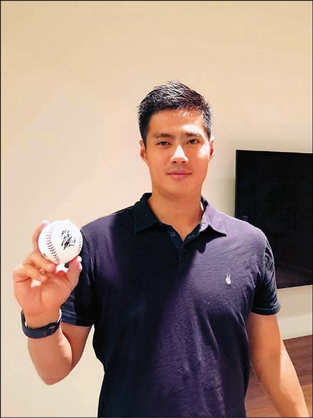 陳偉殷投身公益，並捐出簽名球。（取自陳偉殷官方臉書）