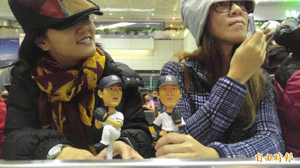 熱情球迷在機場大廳迎接。（記者姚介修攝）