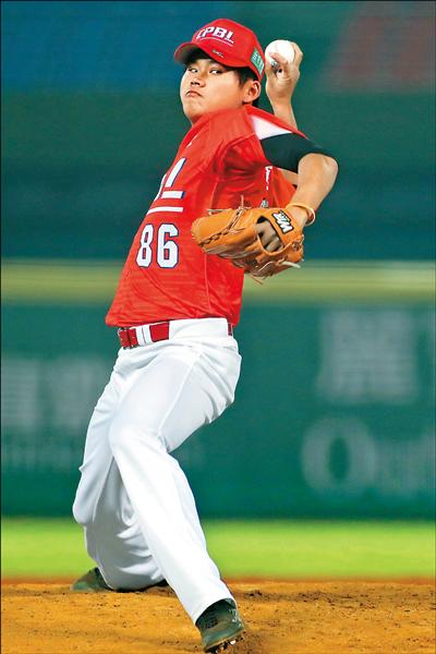 林樺慶本屆冬盟先發兩場合計12局無責失,總教練吳俊良盛讚他的表現。(中職提供) 林樺慶本屆冬盟先發兩場合計12局無責失,總教練吳俊良盛讚他的表現。(中職提供)