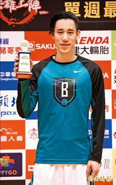 富邦勇士林書緯獲頒首週最佳球員獎。(記者羅沛德攝) 富邦勇士林書緯獲頒首週最佳球員獎。(記者羅沛德攝)