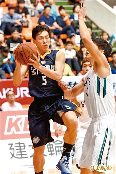 宋宇軒(左)昨過26歲生日,對富邦勇士繳出全隊最高的15分、5籃板。(記者羅沛德攝) 宋宇軒(左)昨過26歲生日,對富邦勇士繳出全隊最高的15分、5籃板。(記者羅沛德攝)
