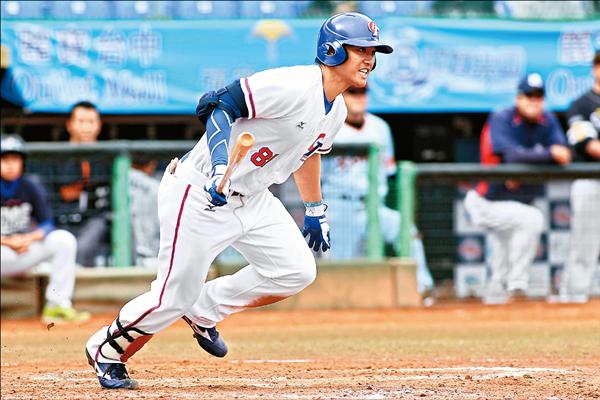 手套上繡著「成為硬漢」,蘇智傑明年考慮投入中職選秀。(中職提供) 手套上繡著「成為硬漢」,蘇智傑明年考慮投入中職選秀。(中職提供)