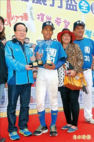 桃園王牌黃冠倫(中)抱回投手、打點、全壘打3大獎。(記者倪婉君攝) 桃園王牌黃冠倫(中)抱回投手、打點、全壘打3大獎。(記者倪婉君攝)