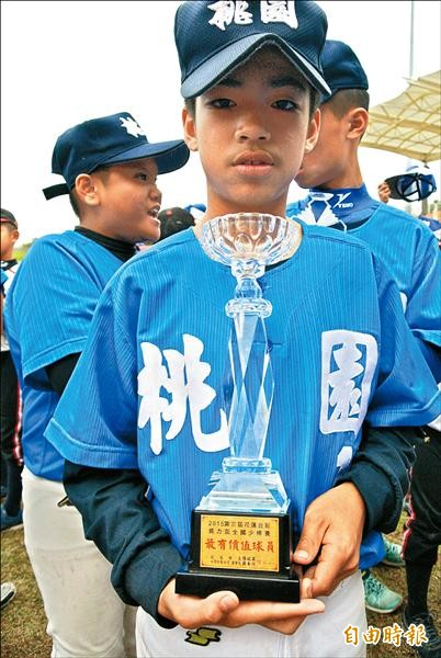 桃園陳柏嵃以2勝拿下最有價值球員獎。(記者倪婉君攝) 桃園陳柏嵃以2勝拿下最有價值球員獎。(記者倪婉君攝)
