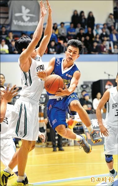 SBL選秀前5順位,以柯旻豪(右)表現最穩定。(資料照,記者林正堃攝) SBL選秀前5順位,以柯旻豪(右)表現最穩定。(資料照,記者林正堃攝)