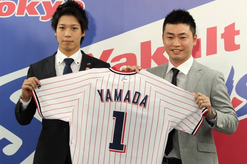 山田哲人從青木宣親手中接下背號1號。（取自東京養樂多燕子）