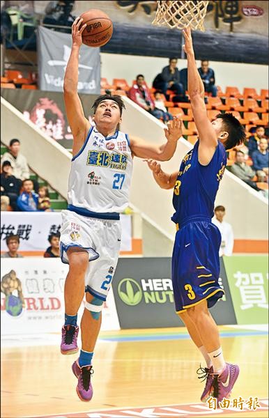 達欣菜鳥黃鎮(左)快攻上籃,台銀李維哲防守不及。(記者廖振輝攝) 達欣菜鳥黃鎮(左)快攻上籃,台銀李維哲防守不及。(記者廖振輝攝)