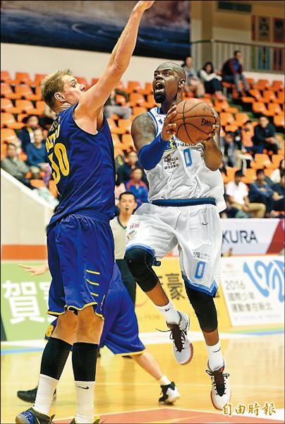 B.戴維斯(右)重返SBL首戰就繳出30分、11籃板,帶領達欣贏球。(記者廖振輝攝) B.戴維斯(右)重返SBL首戰就繳出30分、11籃板,帶領達欣贏球。(記者廖振輝攝)