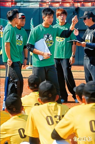 陳偉殷（中）主持棒球訓練營，指導小球員技術。（記者簡榮豐攝）