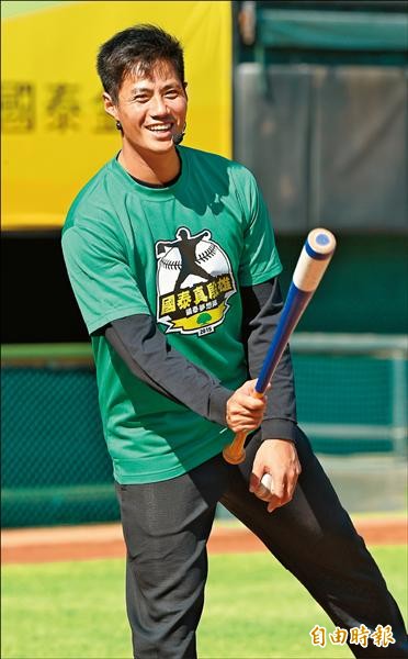 陳偉殷拿起球棒指導小球員。（記者簡榮豐攝）