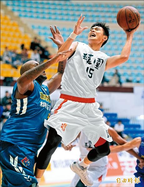 陳子威(右)切入籃下挑戰裕隆泰勒。(記者林正堃攝) 陳子威(右)切入籃下挑戰裕隆泰勒。(記者林正堃攝)