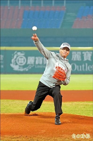 郭源治為冬盟冠軍戰開球。(記者廖耀東攝) 郭源治為冬盟冠軍戰開球。(記者廖耀東攝)
