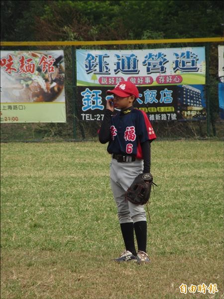 幸福國小外野手陳旻傑因為失誤讓對方得分,覺得不甘心而掉下眼淚。(記者林宥辰攝) 幸福國小外野手陳旻傑因為失誤讓對方得分,覺得不甘心而掉下眼淚。(記者林宥辰攝)