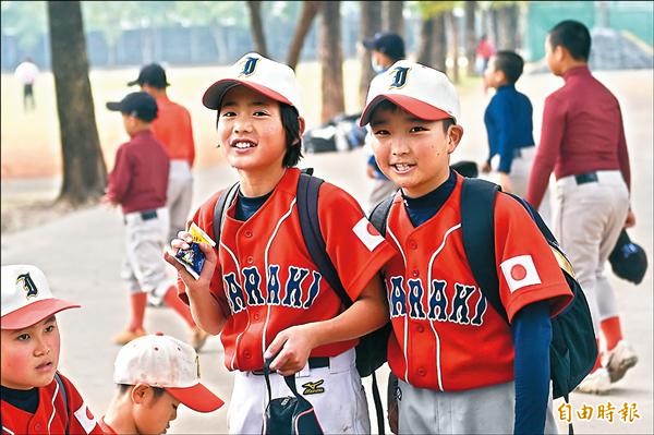 日本茨城隊足立聖哉(左)容貌清秀,外加留有長髮,常被誤認為是女選手。(記者廖耀東攝) 日本茨城隊足立聖哉(左)容貌清秀,外加留有長髮,常被誤認為是女選手。(記者廖耀東攝)