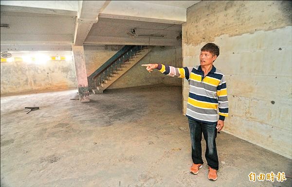橋頭國中教練陳順在於當年棒球隊選手住宿的地方，說著當年往事。（記者黃志源攝）
