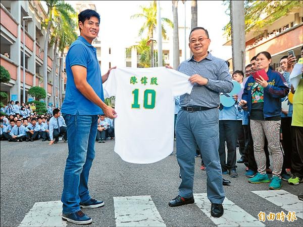 高苑工商董事長余政憲（右）昨贈送高苑OB賽球衣，給傑出校友、旅美棒球選手陳偉殷（左）。（記者黃志源攝）