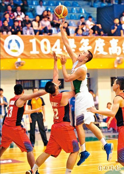 松山中鋒孫思堯(上)去年率領松山高中奪冠,他的身高也超過200公分。(記者黃志源攝) 松山中鋒孫思堯(上)去年率領松山高中奪冠,他的身高也超過200公分。(記者黃志源攝)