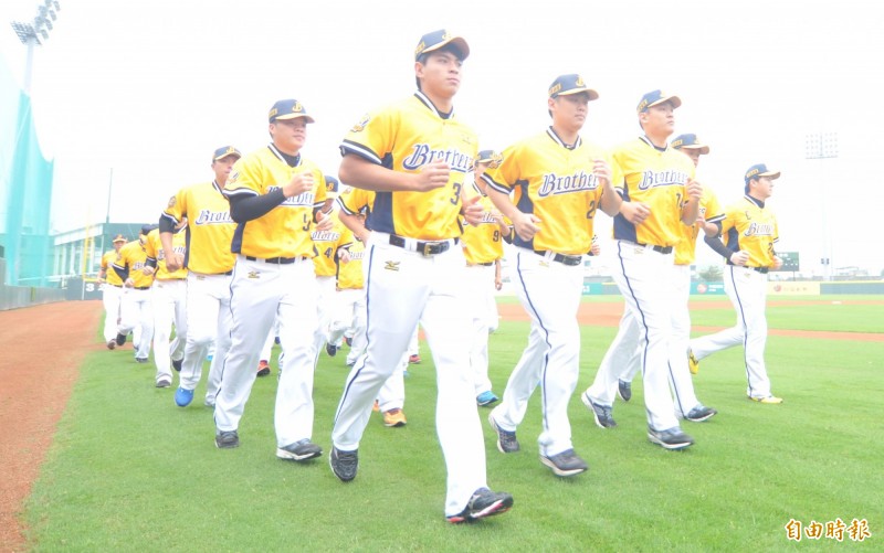 中信兄弟昨在新落成的屏東中國信託公益園區開訓。（記者黃志源攝）