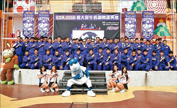 義大犀牛開訓,喊出「One Heart, Go Rhinos」。 (記者張忠義攝) 義大犀牛開訓,喊出「One Heart, Go Rhinos」。 (記者張忠義攝)