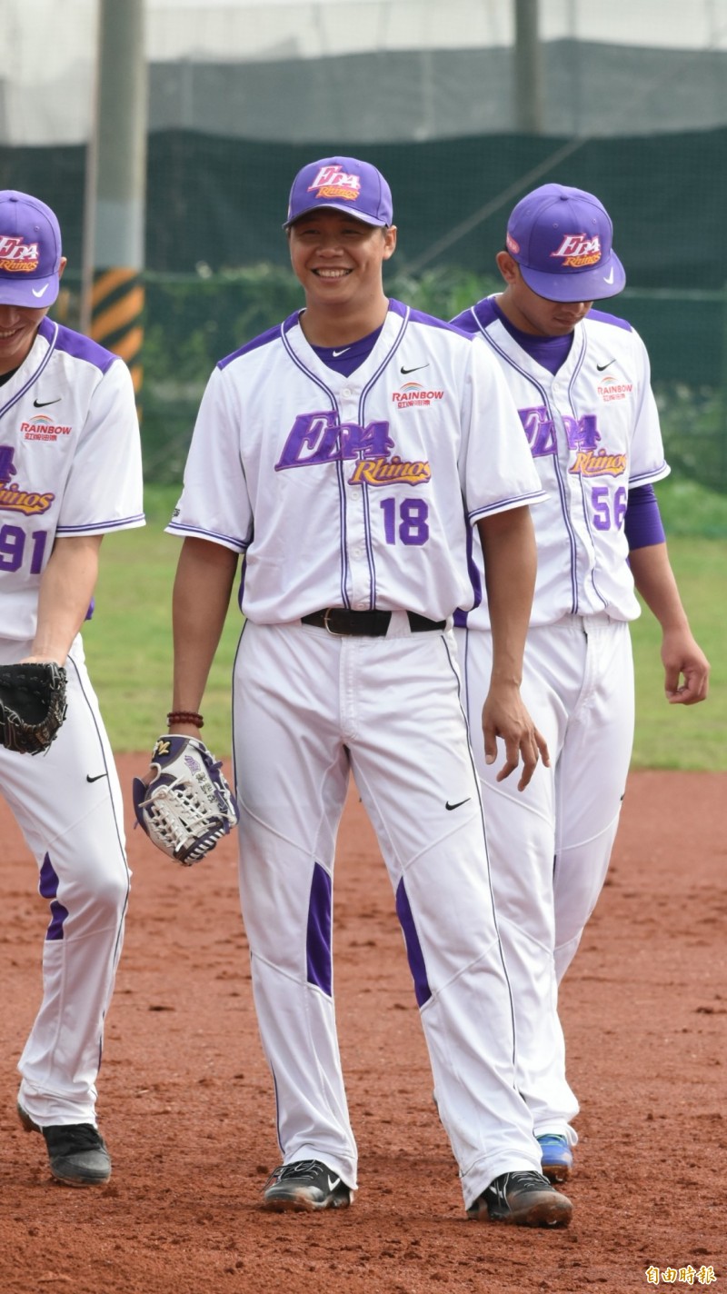義大犀牛今天在高雄普門中學練球，倪福德（中）等投手認真練習。（記者郭羿婕攝）