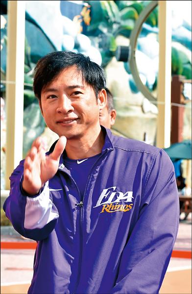 前興農牛球員張家浩加入義大犀牛教練團。(記者張忠義攝) 前興農牛球員張家浩加入義大犀牛教練團。(記者張忠義攝)