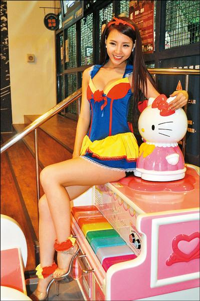 女子職撞大賽舉牌妹寧寧。(記者許明禮攝) 女子職撞大賽舉牌妹寧寧。(記者許明禮攝)