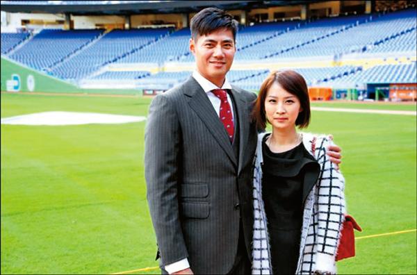 陳偉殷與妻子在馬林魚球場合影。（取自馬林魚推特）