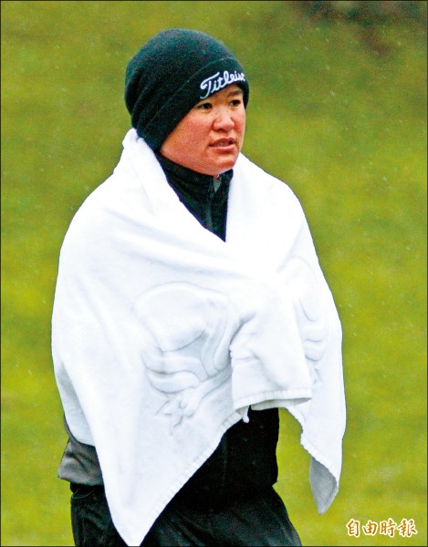 泰國選手潘娜帕拿著大毛巾裹著身體保暖,她以144桿並列領先。(記者趙新天攝) 泰國選手潘娜帕拿著大毛巾裹著身體保暖,她以144桿並列領先。(記者趙新天攝)