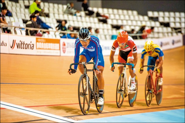 陳建良（黑帽者）於菁英組40公里領先計分賽摘銅。（Sonoko Tanaka提供）