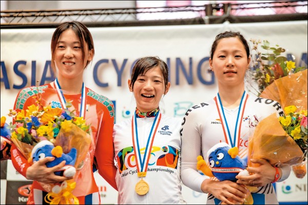 黃亭茵（中）於亞錦賽女子菁英組3公里決賽衝出金牌，這是她本屆賽事第2面。（Sonoko Tanaka提供）