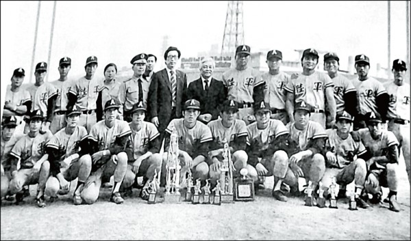 陳献榮(前排右2)和郭泰源(後排左4)、莊勝雄(前排左5)等陸光隊隊友合照。(陳献榮提供) 陳献榮(前排右2)和郭泰源(後排左4)、莊勝雄(前排左5)等陸光隊隊友合照。(陳献榮提供)