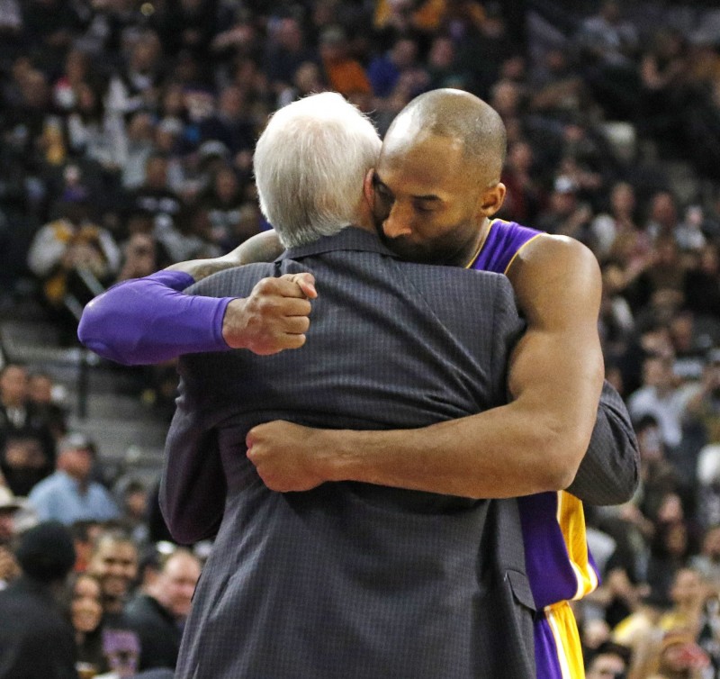 馬刺總教練帕波維奇賽後也上前擁抱Kobe。